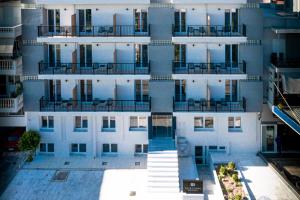 - une vue aérienne sur un grand bâtiment avec balcon dans l'établissement 31 Doors Hotel, à Alexandroúpolis