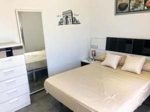 A bed or beds in a room at APARTAMENTO JMHR 5