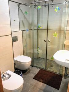 A bathroom at APARTAMENTO JMHR 5 Még 20 kép