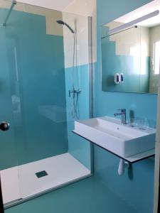 Koupelna v ubytování SubUp Hostel + 37 fotografií