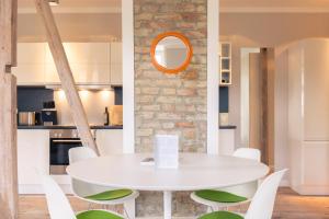 a white dining room with a white table and chairs at OSTKÜSTE - Villa Albatros Design Apartments in Ahlbeck