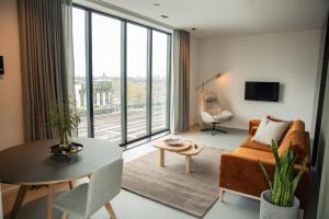 een woonkamer met een bank en een tafel bij CREATIVE VALLEY NEST – Luxury Rooftop Apartments in Utrecht