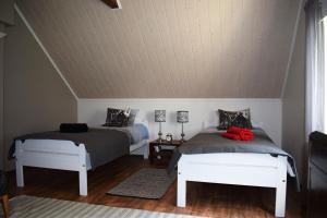 two beds in a room with a attic at Countryside Villa Skogsbacka in Tammisaari