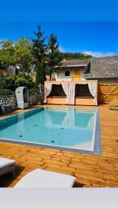 ein großer Pool in einem Hof mit einem Haus in der Unterkunft Café FARA in Klentnice