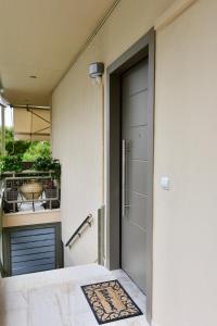 een deur van een huis met een mat ervoor bij Amazing Apartment in Athene