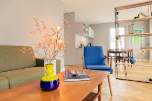 a living room with a vase on a table at OSTKÜSTE - Nadler Hof Design Apartments in Ahlbeck