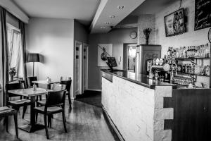 ビェルスコ・ビャワにあるBeskidParkのバー、テーブルと椅子付きのレストランを提供しています。