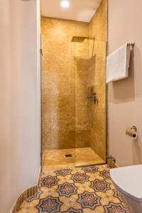 W łazience znajduje się prysznic ze szklanymi drzwiami. w obiekcie Imperial Luxury Apartment w Sewilli