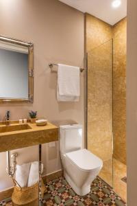 łazienka z toaletą i prysznicem w obiekcie Imperial Luxury Apartment w Sewilli