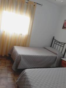 Ένα ή περισσότερα κρεβάτια σε δωμάτιο στο TRUJILLO HOLIDAY HOME con PISCINA