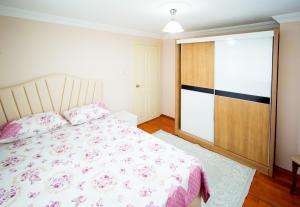 Postel nebo postele na pokoji v ubytování Cayeli Kent Apart