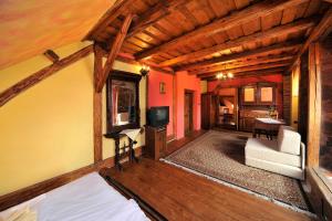 een kamer met een bed en een televisie in een hut bij Apartmány Village in Veľký Slavkov