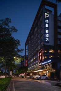 um edifício com um sinal na lateral em Paco Hotel Jiangtai Lu Metro Guangzhou ---Free Shuttle Bus For CantonFair em Guangzhou