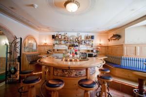 eine Bar in einem Raum mit Hockern drumherum in der Unterkunft Hotel Lisa in Flachau + 12 Fotos