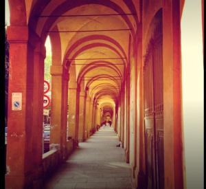 um beco com uma arcada num edifício em Centralissimo Bologna em Bolonha