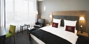 เตียงในห้องที่ Mövenpick Hotel Stuttgart Airport