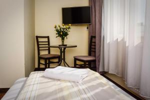 a hotel room with a bed and a tv at BeskidPark in Bielsko-Biała