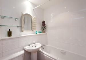 Et badeværelse på The Botanist Apartment Edinburgh Old Town 2 Bedroom Lift Parking + 7 billeder