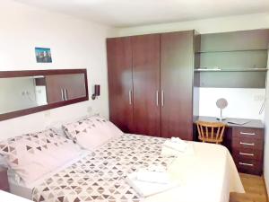 - une chambre avec un grand lit et une armoire en bois dans l'établissement Apartment Rita, à Ston