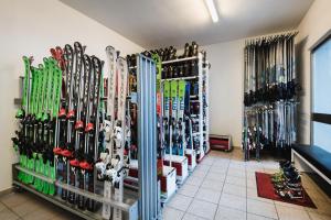 ein Raum mit einer Menge Skiern, die ausgestellt sind in der Unterkunft Laguscei Dolomites Mountain Hotel in Arabba