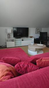 uma sala de estar com 2 camas e uma televisão de ecrã plano em Klimatisiertes Ferienapartment an der Stadtgrenze von Berlin em Gosen
