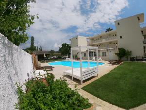 uma casa com piscina no quintal em Vamvini Hotel em Sarti