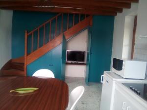 a room with a table and a bunk bed at Châteaux de la Loire Zoo de Beauval in Pontlevoy