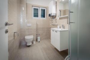 uma casa de banho com um WC e um lavatório em NERA lux apartment em Podstrana