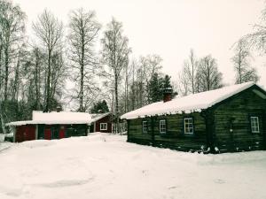 Mysig timmerstuga vid sjön Björken om vinteren