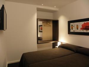 A television and/or entertainment centre at Apartaments i habitacions Can Morera Olot