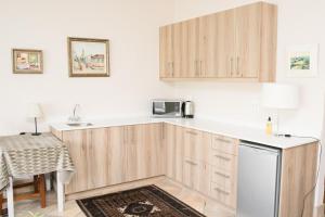 Η κουζίνα ή μικρή κουζίνα στο Villa Pascal Guest House