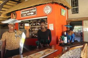 El salón o zona de bar de Etotongwe Lodge