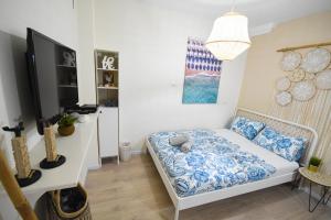 TV a/nebo společenská místnost v ubytování Sunshine Suite Boutique Only 5 Min Walk To The Beach - By SEAELO EILAT