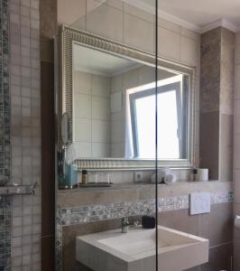 a bathroom with a sink and a mirror at Neues Zimmerapartment mit Bad in Neckarwestheim