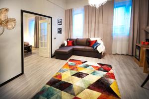 Grand Hotel Mustaparta في تورنيو: غرفة معيشة مع أريكة وسجادة