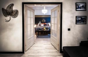 un couloir avec une porte menant à une salle à manger dans l'établissement Grand Hotel Mustaparta, à Tornio