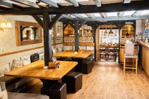 Imagen de la galería de Crown Inn, en Marston Montgomery