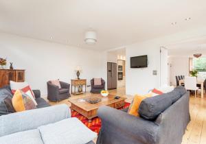 uma sala de estar com dois sofás e uma mesa em The Lochside House Residence em Edinburgo