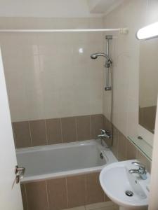 Ένα μπάνιο στο Elysia Park Miris Apartment