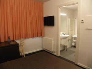 A bathroom at Apartaments i habitacions Can Morera Olot