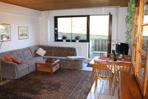 a living room with a couch and a table at Ferienwohnung Inga in Spabrücken