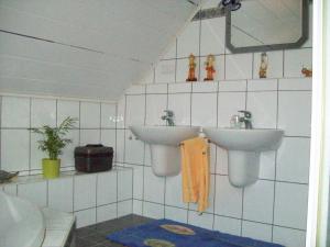 Ένα μπάνιο στο Doppelzimmer im Spreewald