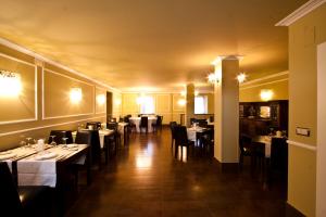 un restaurante con mesas y sillas en una habitación en Hotel Restaurante Puente Romano en Quincoces de Yuso