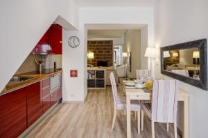 A cozinha ou kitchenette de Charming flat in Lisbon's center!