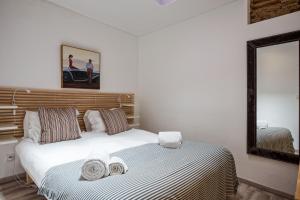 um quarto com uma cama com duas toalhas em Charming flat in Lisbon's center! em Lisboa