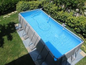 vista sul tetto di una piscina in un cortile di B&B Baratoff a Pesaro