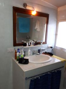 トッレ・サン・ジョヴァンニ・ウジェントにあるVillino Dodòのバスルーム(白い洗面台、鏡付)