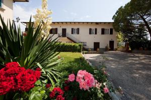 un jardín de flores frente a un edificio en Casa dei Pini, en Cortona