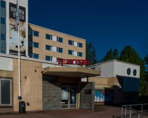 um edifício de hotel com um sinal de terror em Teatterihotelli Riihimäki em Riihimäki