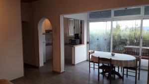 una cucina e una sala da pranzo con tavolo e finestra di Apartmani Lučić, Marušići a Omiš (Almissa) Altre 52 foto